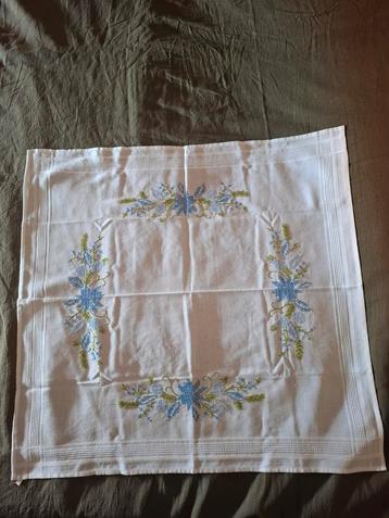 Handgeborduurd wit tafelkleed. Blauwe bloemen. 77x75 cm. beschikbaar voor biedingen