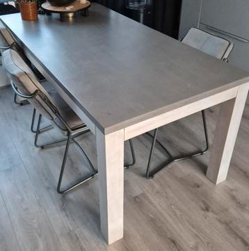 Houten grijze eettafel met witte poten - Stoer & tijdloos beschikbaar voor biedingen
