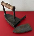 Antiek strijkijzer, doosijzer met houten handvat., Ophalen of Verzenden