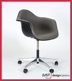 Vitra Plastic Arm Chair PACC Bruin Nieuwstaat (voorraad:2), Niet ingevuld, Zo goed als nieuw, Niet ingevuld, Niet ingevuld