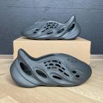 Yeezy Foam RNNR Carbon maat 47 NIEUW, Ophalen of Verzenden, Nieuw, Zwart
