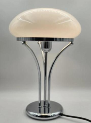 Leuke Chrome design tafellamp met een opaal glazen kap beschikbaar voor biedingen