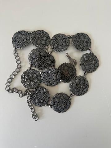 Vintage zilverkleurige filigrain medallion riem belt beschikbaar voor biedingen