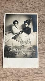 Oude foto ansichtkaart dames in vliegtuig Den Haag, Ophalen of Verzenden, Voor 1920, Ongelopen, Voertuig