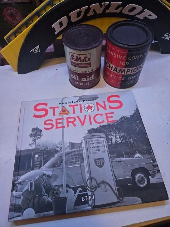Stations service. Olieblikken benzine geschiedenis boek, Verzamelen, Automerken, Motoren en Formule 1, Nieuw, Auto's, Ophalen of Verzenden