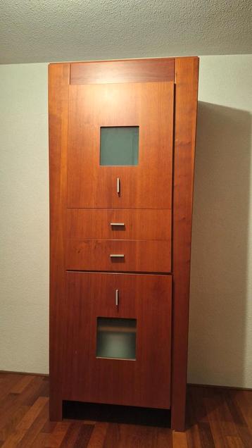 Te koop. Een prachtige houten kast beschikbaar voor biedingen
