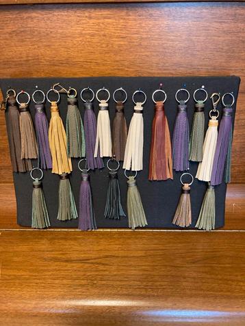 Handgemaakte leren sleutelhangers/tashangers - 73 stuks beschikbaar voor biedingen