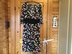 Jurk zwart met rode en witte bloemen 44, Kleding | Dames, Grote Maten, Ophalen of Verzenden, Zo goed als nieuw, Zwart, Jurk
