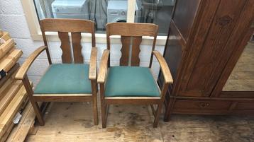 Diverse verzameling stoelen en tafels beschikbaar voor biedingen