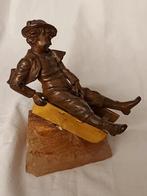 Weens brons Bronzen beeldje van jongen op slee, Antiek en Kunst, Ophalen of Verzenden