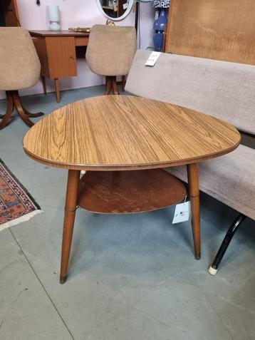 Vintage salontafel beschikbaar voor biedingen