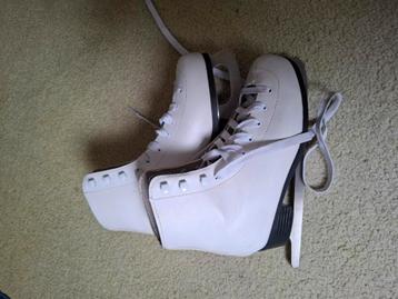 Kunstschaatsen mt 38 beschikbaar voor biedingen