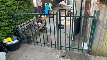Hek met poort beschikbaar voor biedingen