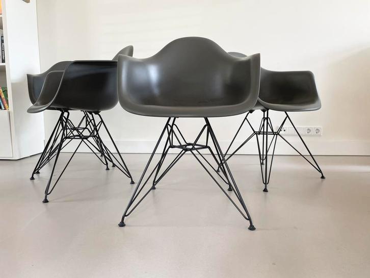 Vitra Eames kuipstoelen basalt grijs dar, Huis en Inrichting, Stoelen, Zo goed als nieuw, Vier, Grijs, Ophalen of Verzenden