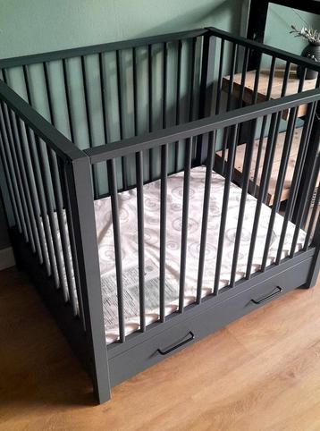 Antraciet box met lade en boxmatras  beschikbaar voor biedingen