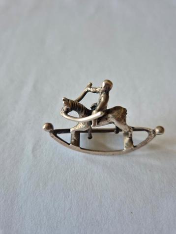 Zilveren miniatuur. beschikbaar voor biedingen