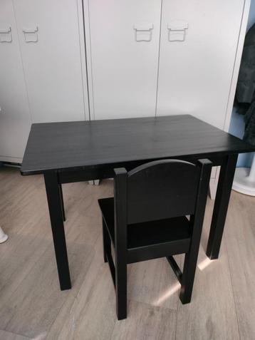 Kindertafel met stoel beschikbaar voor biedingen