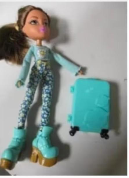 2015 BRATZ DOLL met koffertje haast als NIEUW, Verzamelen, Poppen, Zo goed als nieuw, Fashion Doll, Verzenden