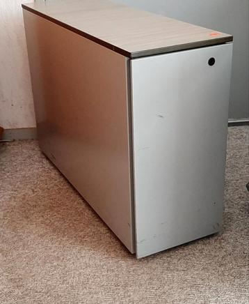 1 smalle stalen ladekast met binnen lade 26 cm breed beschikbaar voor biedingen