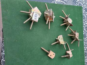 te koop 34  schutting beugels en 17 pijp beugels  nieuw  beschikbaar voor biedingen