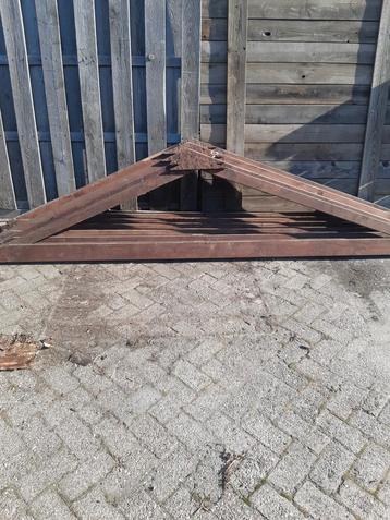 Houten spantjes 7 stuks breebt circa 3 meter en 70 cm hoog  beschikbaar voor biedingen