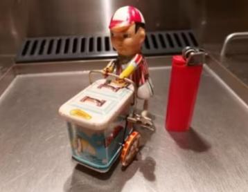 Oude blikken Ice Cream karretje met opwind mechanisme beschikbaar voor biedingen