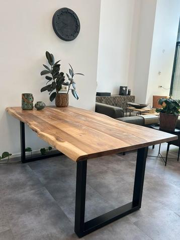 Houten eettafel met stalen poten beschikbaar voor biedingen