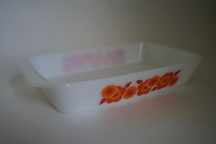 vintage Arcopal - Lotus - Ovenschaal bloemen - Jaren '70, Huis en Inrichting, Keuken | Servies, Gebruikt, Schaal of Schalen, Overige stijlen