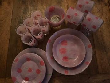 Nieuw ! Compleet glazen servies roze met tulpen 34-delig beschikbaar voor biedingen