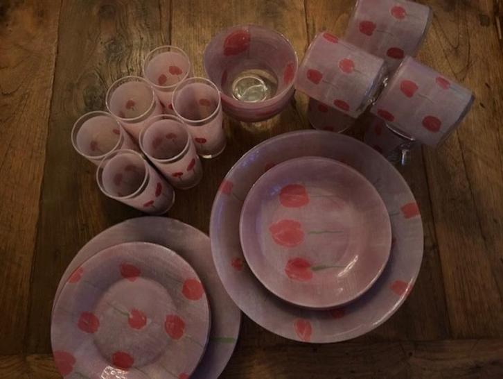 Nieuw ! Compleet glazen servies roze met tulpen 34-delig, Huis en Inrichting, Keuken | Servies, Nieuw, Compleet servies, Overige stijlen