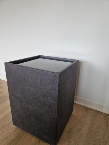 Antraciet nachtkastje / bijzettafel met lederlook en glazen 