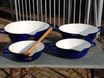 Antieke set met 4 emaille schalen uit een Duitse apotheek beschikbaar voor biedingen