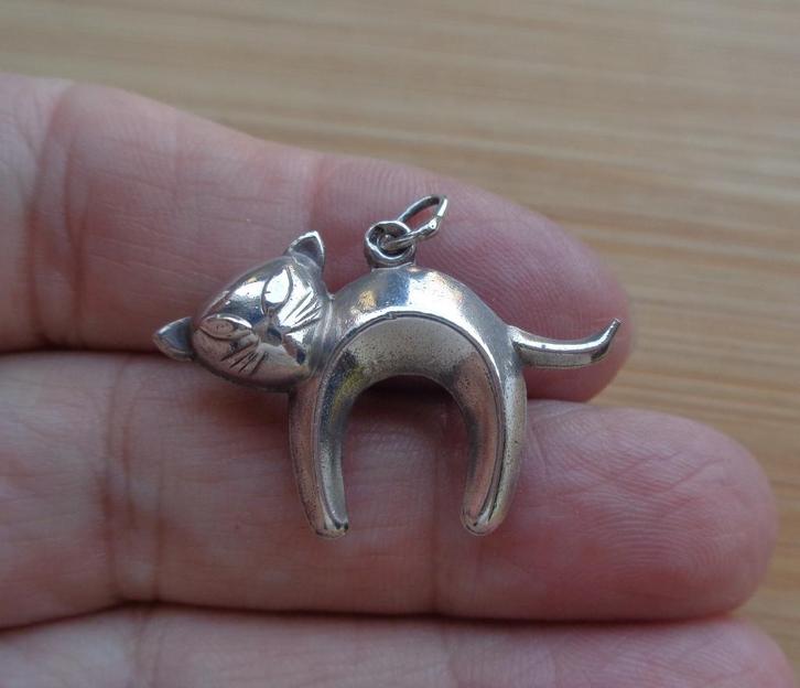 zilveren vintage bedel kat/poes [328], Sieraden, Tassen en Uiterlijk, Bedels, Zo goed als nieuw, Overige merken, Zilver, 1 bedel