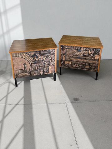 Vintage nachtkastjes bekleed met ‘Hit the North’ kurkprint beschikbaar voor biedingen