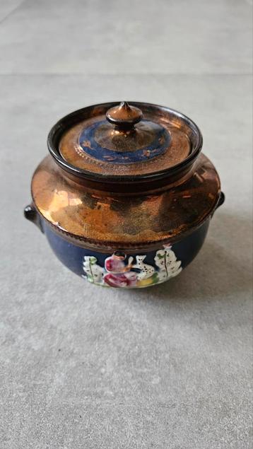 Koperkleurige luster  met emaille rand, pot met deksel beschikbaar voor biedingen