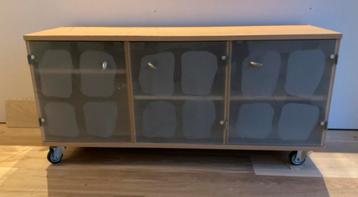 Driedeurs kastje op wieltjes met melkglas deurtjes beschikbaar voor biedingen