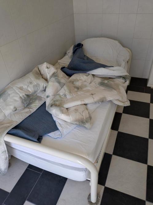 Eenvoudig eenpersoonsbed, Huis en Inrichting, Slaapkamer | Bedden, Zo goed als nieuw, Eenpersoons, 90 cm, 200 cm, Metaal, Ophalen