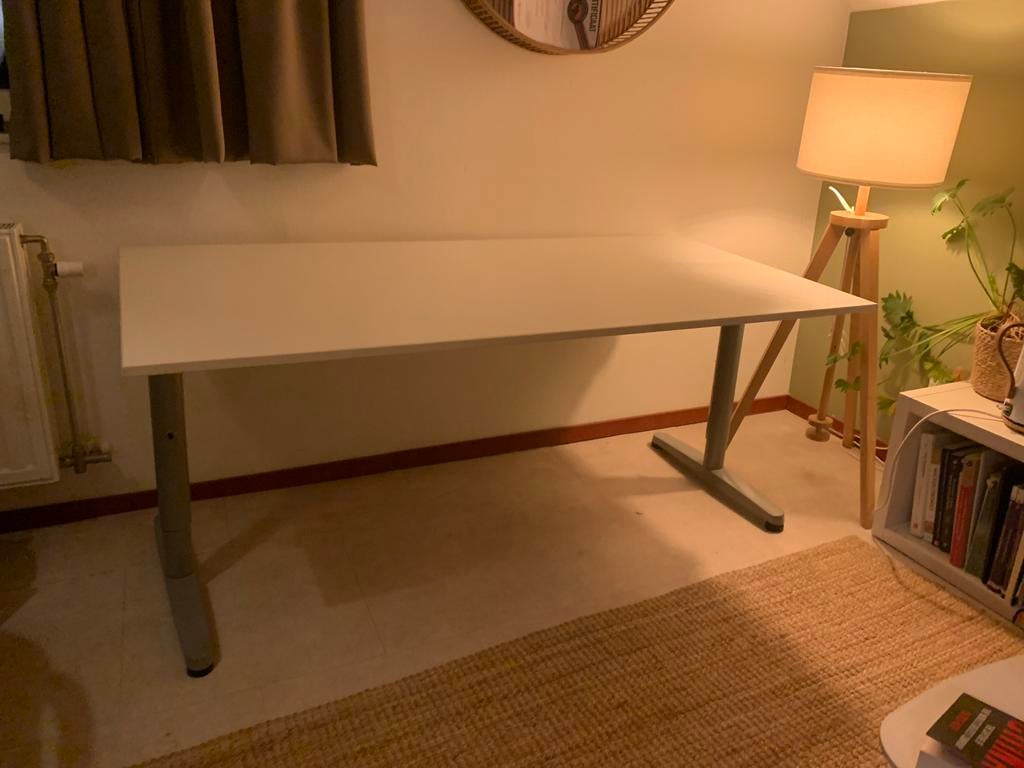 IKEA Bureau 160x80 - In hoogte verstelbaar, Huis en Inrichting, Ophalen, In hoogte verstelbaar, Zo goed als nieuw, Bureau