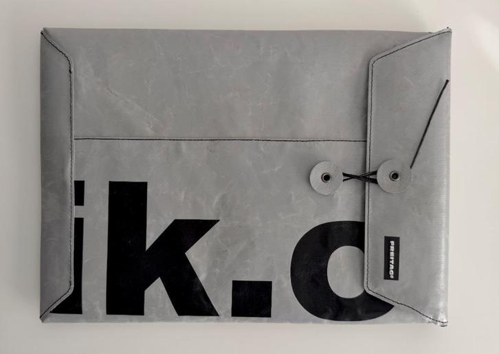 Purmerend: Originele en unieke Freitag F402 laptop sleeve, Computers en Software, Laptophoezen, Zo goed als nieuw, 13 inch, Ophalen of Verzenden