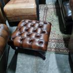 Chesterfield poef / hocker / voetenbank bruin leer + BEZORGD, Huis en Inrichting, ., Leer, Ophalen of Verzenden, Zo goed als nieuw