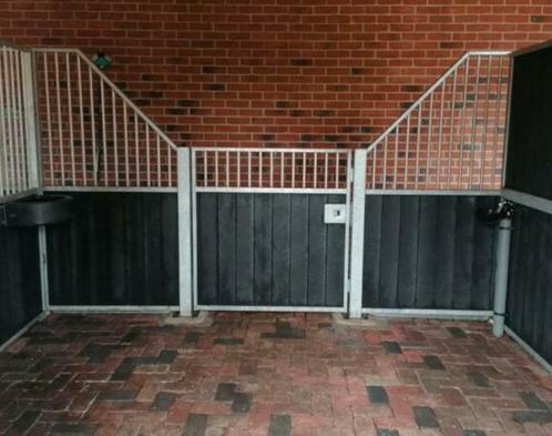Corton voorwand, tussenwand en dichte wand. Zwart kunststof., Dieren en Toebehoren, Stalling en Weidegang, Stalling, 1 paard of pony
