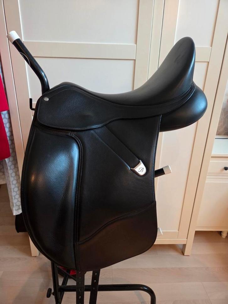 Bates dressage plus 17,5 inch, Dieren en Toebehoren, Paarden en Pony's | Zadels, Zo goed als nieuw, Dressuur, Ophalen