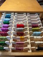DMC Houten Kastje - 4 Lades - 144 Bobbins, Hobby en Vrije tijd, Borduren en Borduurmachines, Ophalen of Verzenden, Gebruikt, Handborduren