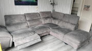 Hoekbank met electrisch relax gedeelte en opslagruimte 