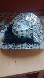 NIEUW Hoed: zilver/wit met zwarte veren - glitter - one size, Kleding | Dames, Hoeden en Petten, Ophalen of Verzenden, Nieuw, One size fits all