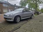 Peugeot 206 2.0 16V CC 2001 Grijs, Auto's, Peugeot, 47 €/maand, Te koop, Zilver of Grijs, Geïmporteerd