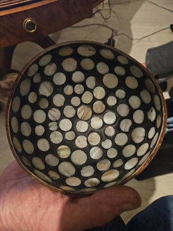 Decoratieve Schaal van Kokosnoot beschikbaar voor biedingen