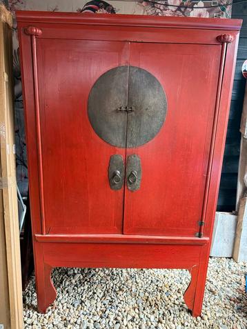 Antieke Chinese Bruidskast in “Dynasty Red” beschikbaar voor biedingen