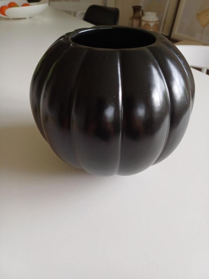 Zwarte germany vaas zeer leuk model en vorm, Huis en Inrichting, Woonaccessoires | Vazen, Gebruikt, Zwart, Minder dan 50 cm, Aardewerk of Porselein