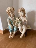 Beeld jongen en meisje zittend op bankje, Ophalen, Gebruikt, Mens